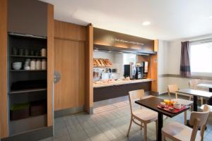 Hotels B&B HOTEL Lyon Grand Stade Meyzieu : photos des chambres