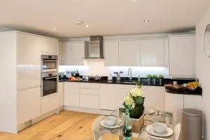 Finchley Central - Luxury 2 bed ground floor apartment - 亨顿