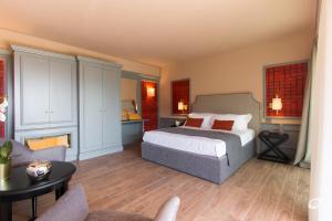 Zimmer mit Kingsize-Bett
