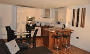 Two-Bedroom Deluxe Apartment - Extended Stay room in Dreamhouse Apartments Manchester City West