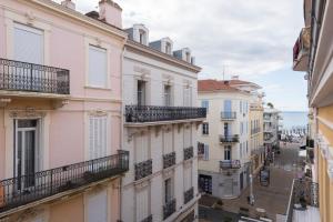 F2 mezzanine centre ville 1 min de la mer