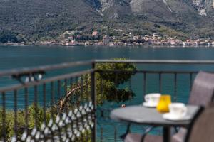One-Bedroom Apartment with Balcony and Partial Sea View room in Apartments Miramar