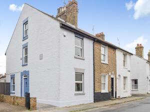 Rolls Cottage Whitstable England J2ski
