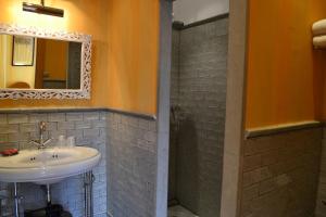 B&B / Chambres d'hotes Demeure Saint Louis Historic manor, City 700m, parking,A C,Clim,WIFI, heated pool, city view : photos des chambres