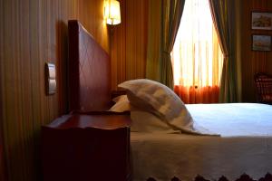B&B / Chambres d'hotes Demeure Saint Louis Historic manor, City 700m, parking,A C,Clim,WIFI, heated pool, city view : photos des chambres