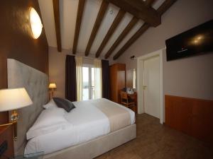 Standard Double Room room in Hotel Clarin 14 by Dori