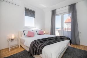 Apartment Hera with balcony and free parking