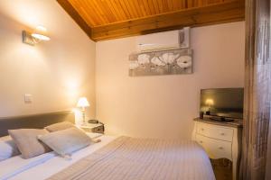 Hotels Logis Hotel Le Petit Casset : photos des chambres