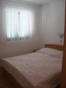 Apartments by the sea Maslinica, Solta - 11422