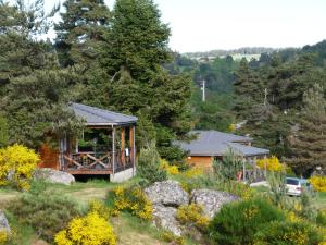 2 stern pension Le Chalets du lac de Ganivet Ribennes Frankreich