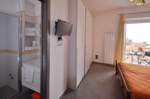 Zimmer mit Kingsize-Bett und Meerblick
