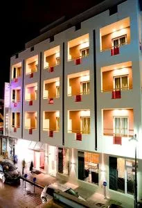 埃斯特仑酒店 - 卡尔派尼西翁