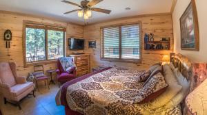 King Room - Non-Smoking room in Elktrace Bed and Breakfast