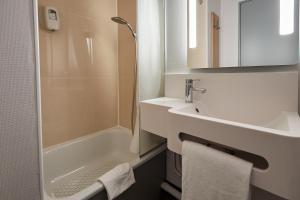 Hotels B&B HOTEL Cherbourg : photos des chambres