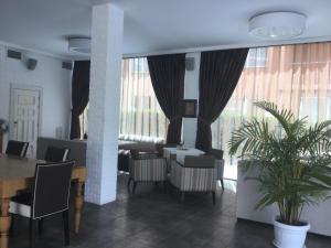 Oasis Suites Apartments and Studios