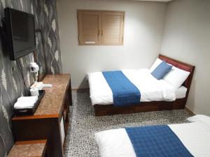 Phòng 4 người có phòng tắm riêng (Quadruple Room with Private Bathroom)