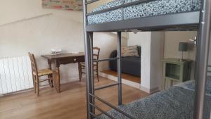 Maisons d'hotes Chambres d'hotes de la gardy : Chambre Familiale avec Salle de Bains Privative