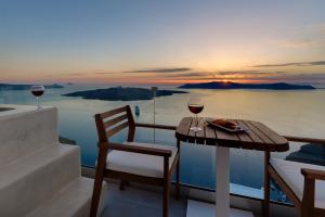 Honeymoon Suite with Hot Tub and Caldera View room in Iriana Suites