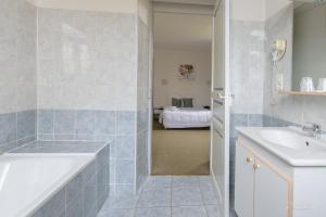 Hotels Hotel Pedussaut : Chambre Double avec 2 Lits Doubles