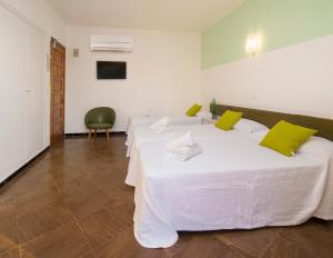 Triple Room with air conditioning and balcony room in Hostal Alicante