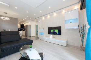 Deluxe Apartment F & M
