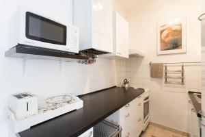 Duplex Apartment - 3 Bedrooms - Bright Living Room