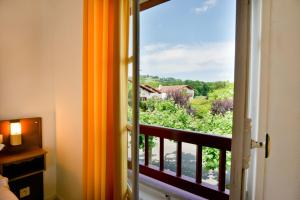 Hotels Logis Hotel Baratxartea : photos des chambres