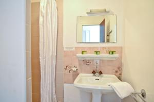 Hotels Logis Hotel Baratxartea : photos des chambres