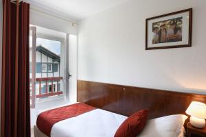 Hotels Logis Hotel Baratxartea : Chambre Triple