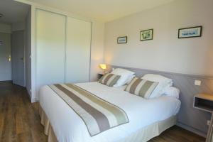 Hotels Logis Hotel Baratxartea : photos des chambres