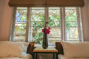 Locul Uptown - Near Bangalore Palace Grounds