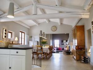 Maisons de vacances Le Mas du Rocher : Maison 6 Chambres
