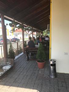 KM 80 Restaurant & Hotel