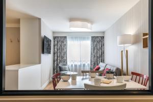 Apartment (5 Adults) room in CADET Residence