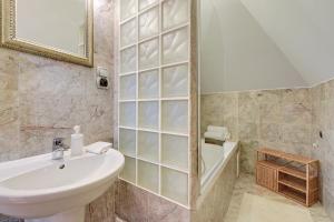 Lion Apartments - Avocado