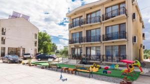 Adriano pe plaja Belona