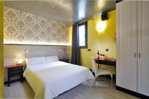 Two Bedroom apartment ( 5 Adults) room in Apartamentos El Tiempo Madrid