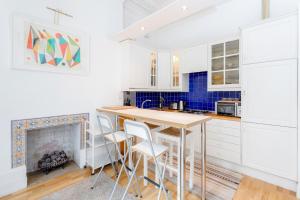 Earls Court Apartments by BaseToGo