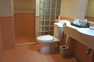 Bathroom, Safari Beach Hotel in Phuket