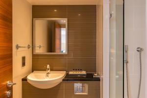 Deluxe King Room room in Thistle Trafalgar Square The Royal Trafalgar