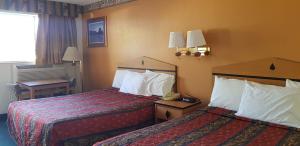 Queen Room with Two Queen Beds - Non-Smoking room in Night Inn