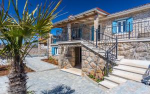 Old Stone House Apartment With A Heated Pool