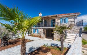 Old Stone House Apartment With A Heated Pool 