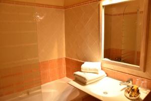 Hotels Hotel Les Mazets Des Roches : Petite Chambre Double ou Lits Jumeaux