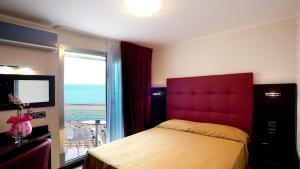 Habitación con cama grande y vistas al mar