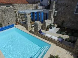 Kuća Babe Stane - 穆泰尔岛