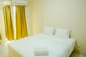 Modern Studio Room at Grand Serpong Apartment By Travelio