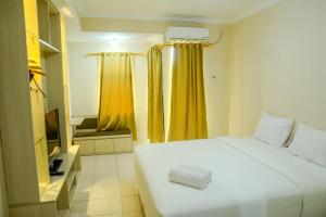 Modern Studio Room at Grand Serpong Apartment By Travelio