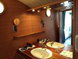 Hotels Hotel De La Mer : photos des chambres