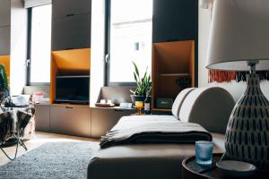 HOMEinTOWN Camoes - Downtown Elegant Studio AC & WIFI